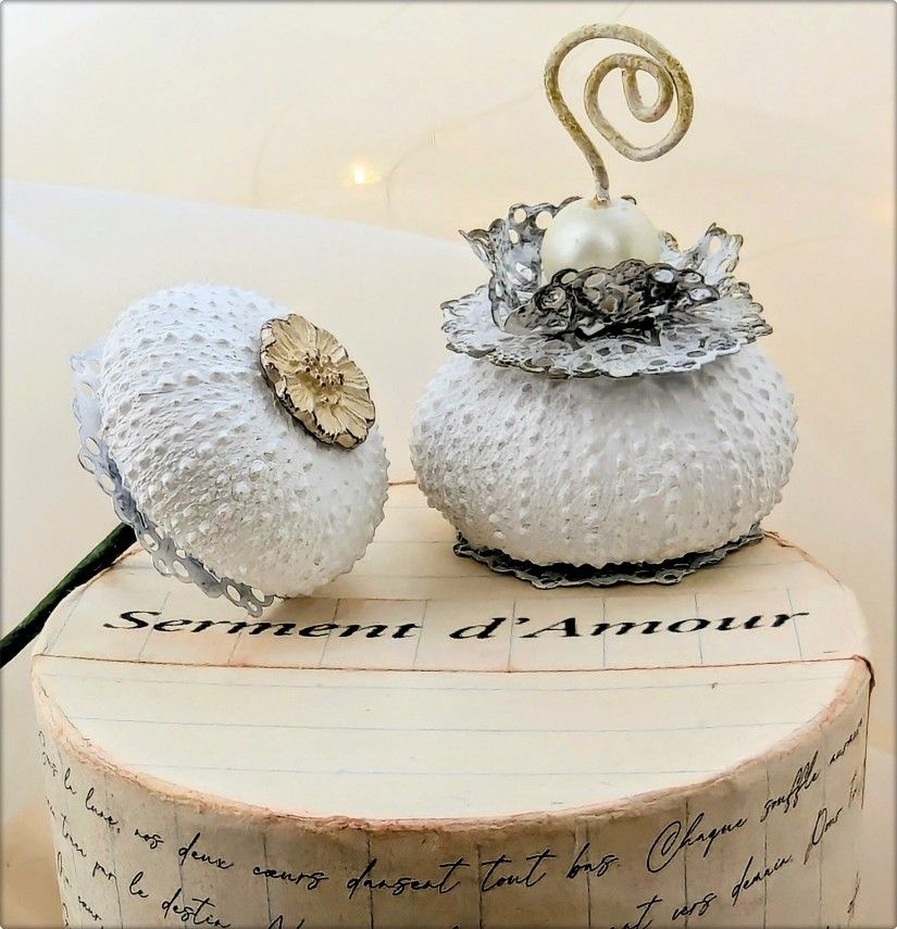 Suport card de masă nuntă din arici de mare natural, decor handmade personalizat, stil marin romantic
