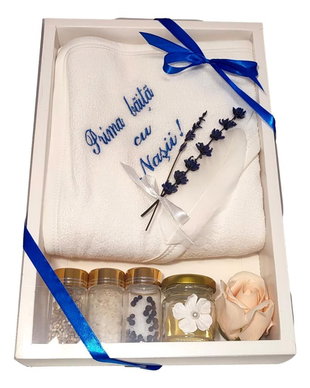Set prima baita dupa botez pentru baiat, albastru, cu prosop brodat si accesorii, Denikos NK83