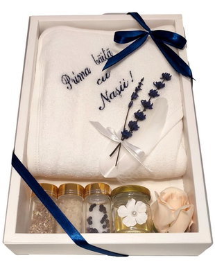 Set prima baita dupa botez pentru baiat, bleumarin, cu prosop brodat si accesorii, Denikos NK85