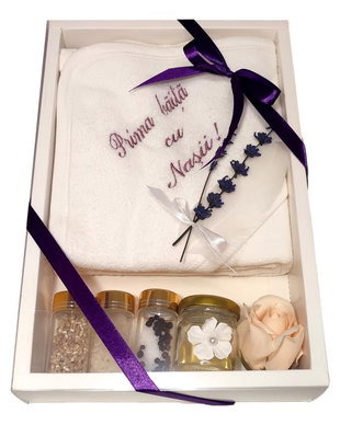 Set prima baita dupa botez pentru fetita, mov / lila, cu prosop brodat si accesorii, Denikos NK87
