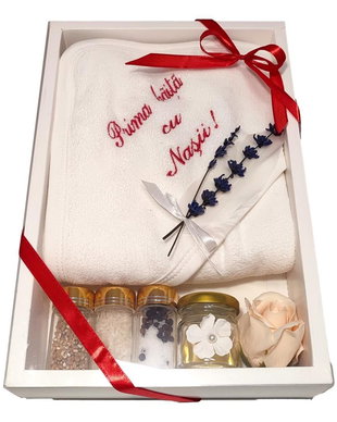 Set prima baita dupa botez pentru fetita, rosu, cu prosop brodat si accesorii, Denikos NK88