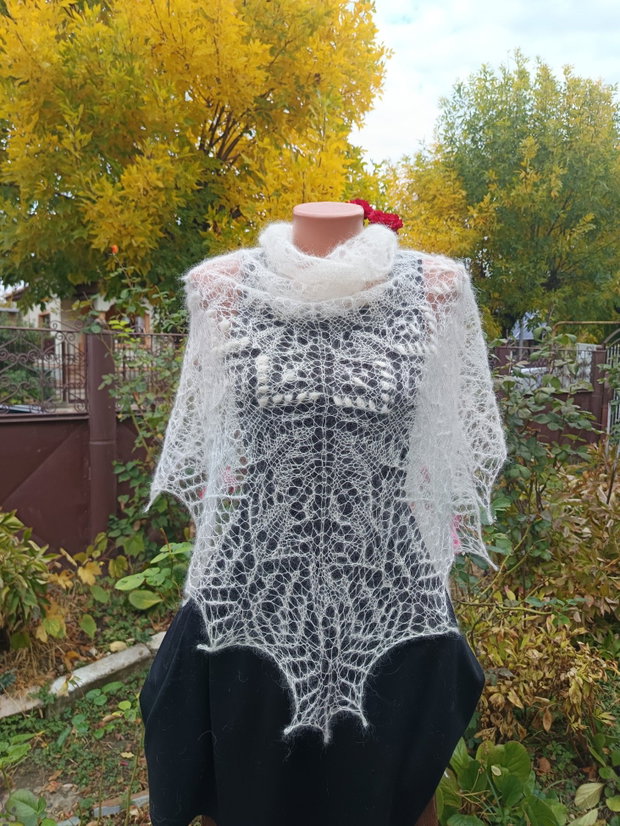 Sal triunghiular alb unt, tricotat manual din mohair cu matase
