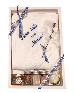 Set prima baita cu nasii dupa botez pentru baietel, traditional albastru, cu prosop brodat si accesorii, Denikos NK92