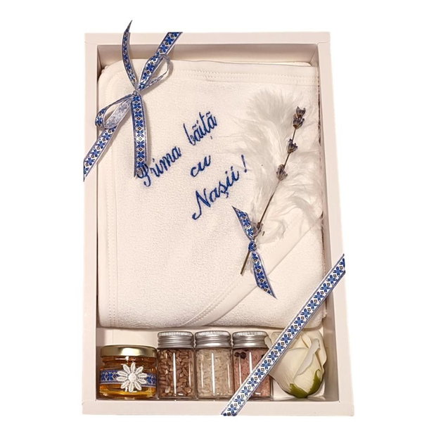 Set prima baita cu nasii dupa botez pentru baietel, traditional albastru, cu prosop brodat si accesorii, Denikos NK92