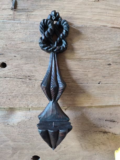 Candela veche sculptata manual-Piesă Unicat cu Nod Dublu Simbolic