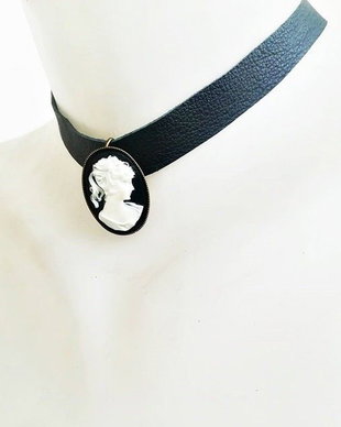 chocker piele cu medalion camee alb negru
