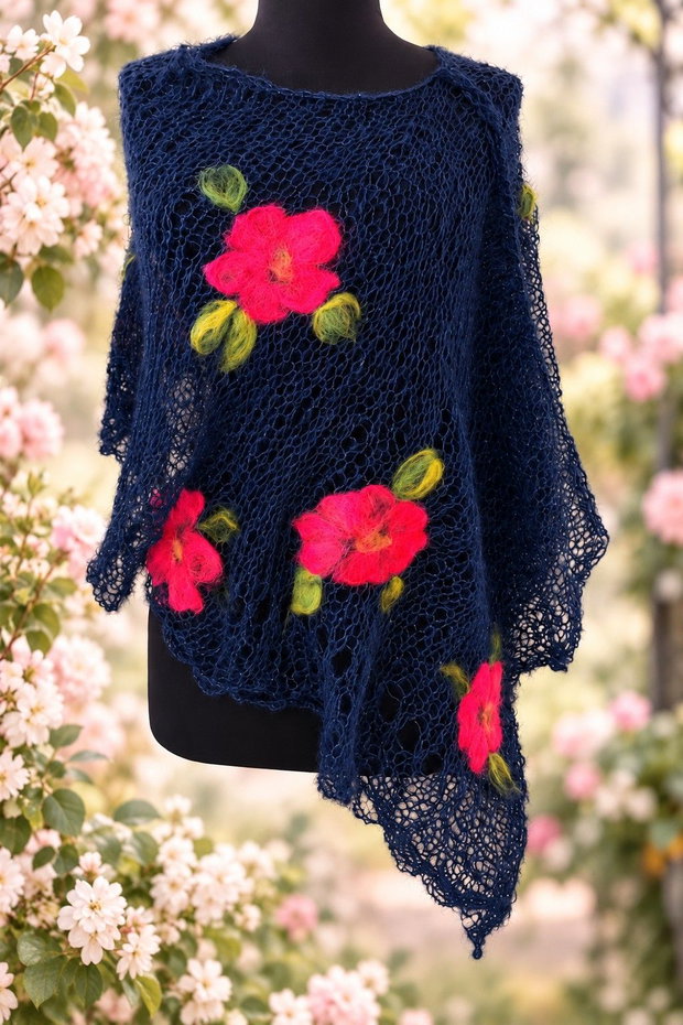 Poncho cu flori impaslite