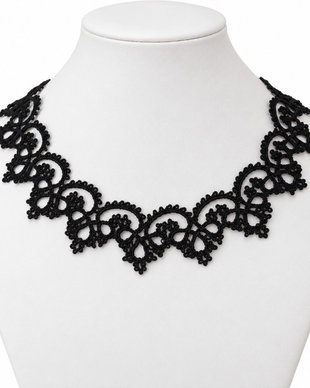 Colier handmade din dantelă frivolite, mătase neagră și mărgele Preciosa Ornela  Eleganță în negru