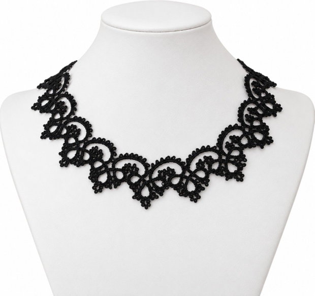 Colier handmade din dantelă frivolite, mătase neagră și mărgele Preciosa Ornela  Eleganță în negru