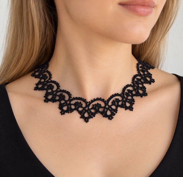 Colier handmade din dantelă frivolite, mătase neagră și mărgele Preciosa Ornela  Eleganță în negru