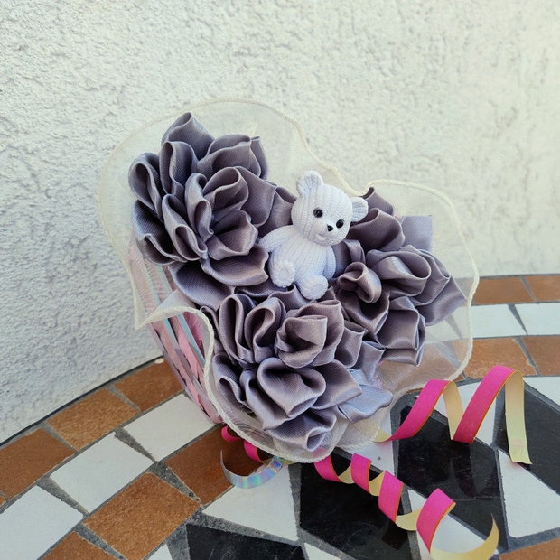 Aranjament floral hand-made cu ursuleț și flori din satin