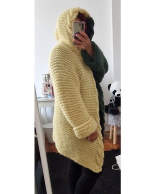 Cardigan lung damă handmade, bicolor crem și verde închis, tricotat manual