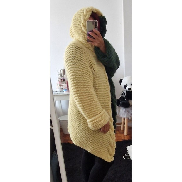 Cardigan lung damă handmade, bicolor crem și verde închis, tricotat manual