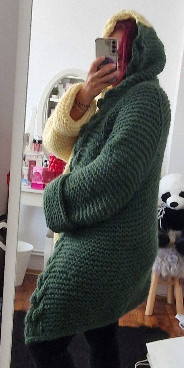 Cardigan lung damă handmade, bicolor crem și verde închis, tricotat manual