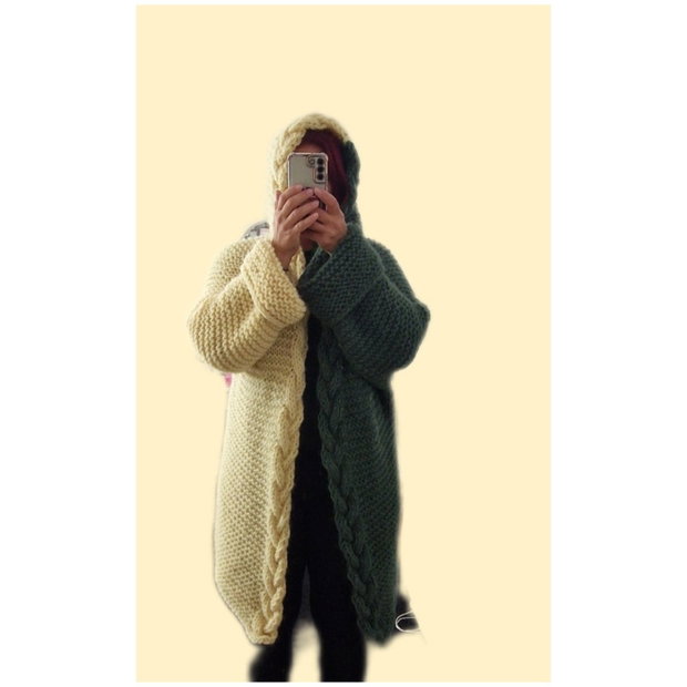 Cardigan lung damă handmade, bicolor crem și verde închis, tricotat manual