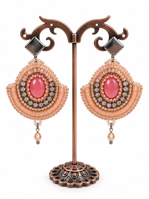 Cercei statement handmade în nuanțe de roz și piersică