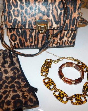 Sugestie de  prezentare   geanta  animal print noua,  manusi  noi , cadou colier nou si bratara