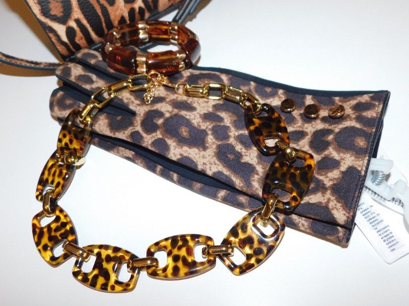 Sugestie de prezentare geanta animal print noua, manusi noi , cadou colier nou si bratara