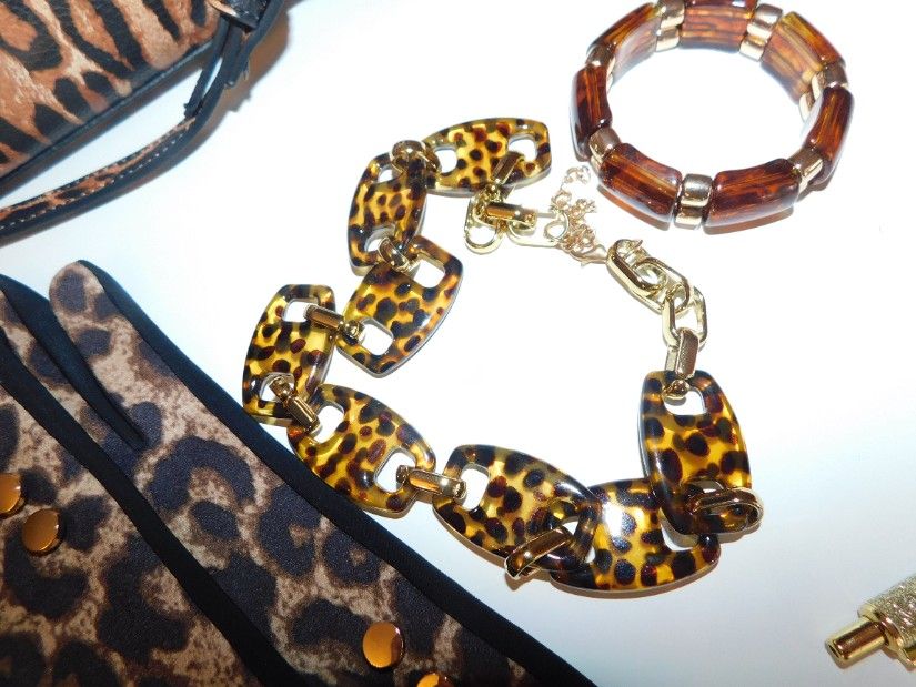Sugestie de prezentare geanta animal print noua, manusi noi , cadou colier nou si bratara