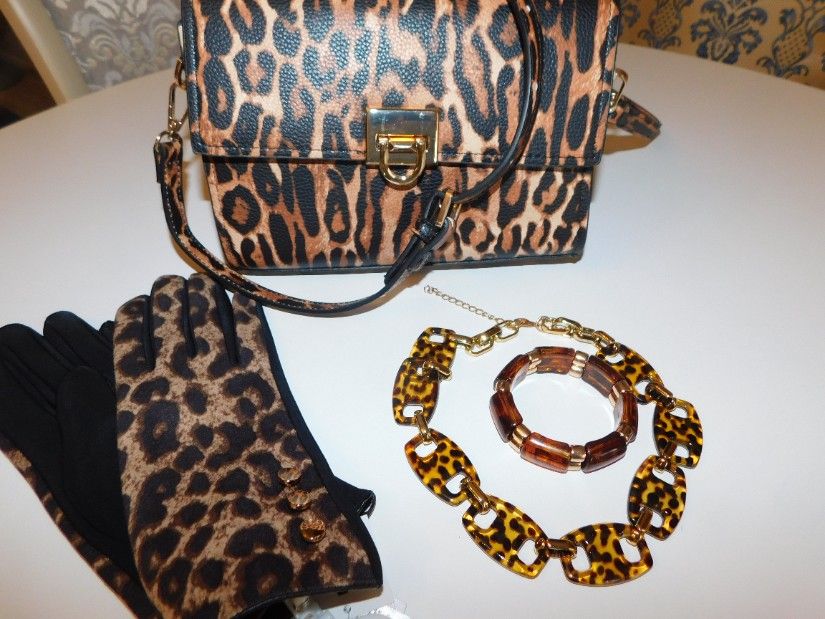 Sugestie de prezentare geanta animal print noua, manusi noi , cadou colier nou si bratara