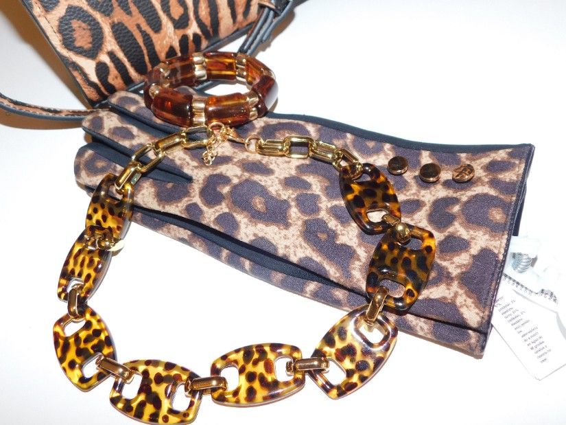 Sugestie de prezentare geanta animal print noua, manusi noi , cadou colier nou si bratara