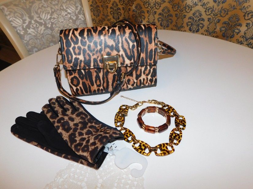 Sugestie de prezentare geanta animal print noua, manusi noi , cadou colier nou si bratara