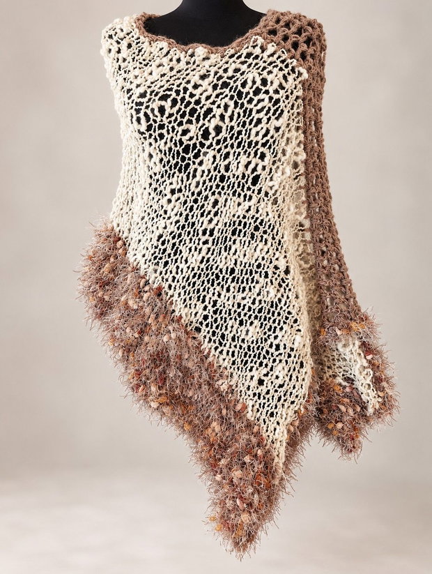 Poncho tricotat din fire combinate