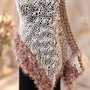 Poncho tricotat din fire combinate