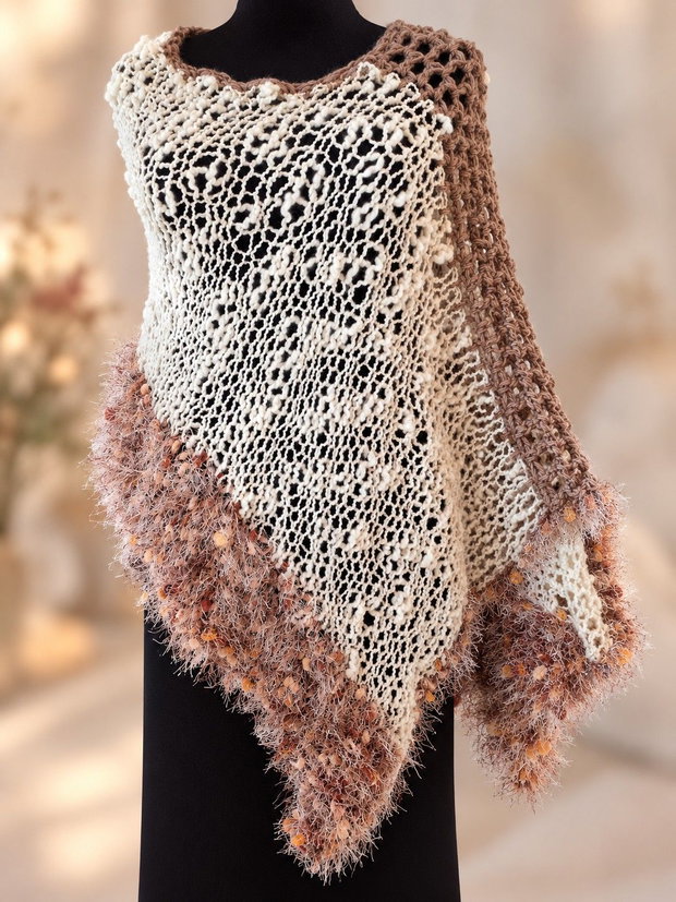 Poncho tricotat din fire combinate