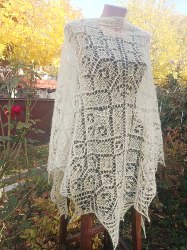 Sal triunghiular galben pai, tricotat manual din mohair cu matase