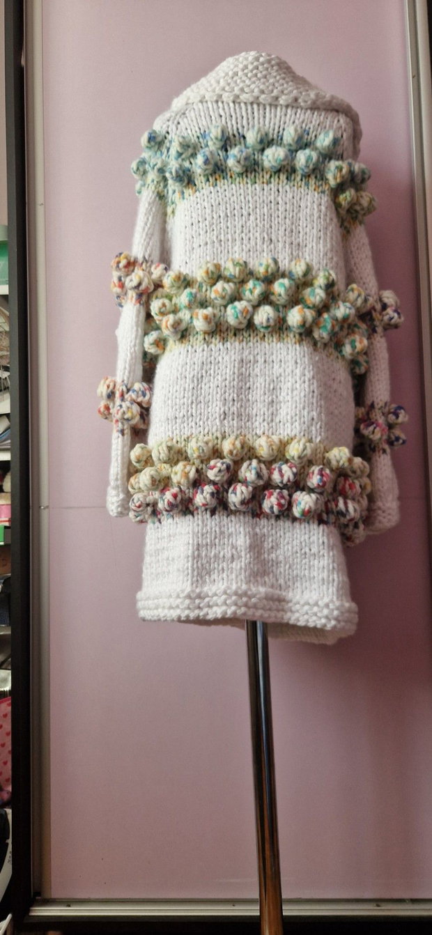 Cardigan alb handmade cu buline colorate și mâneci bufante tricotat manual