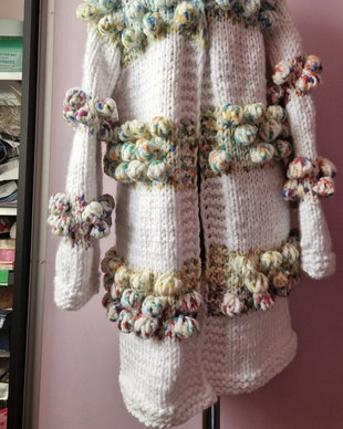 Cardigan alb handmade cu buline colorate și mâneci bufante  tricotat manual