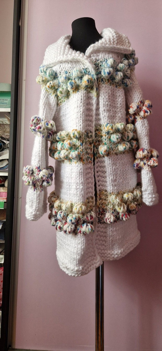 Cardigan alb handmade cu buline colorate și mâneci bufante tricotat manual