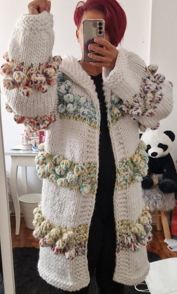Cardigan alb handmade cu buline colorate și mâneci bufante tricotat manual