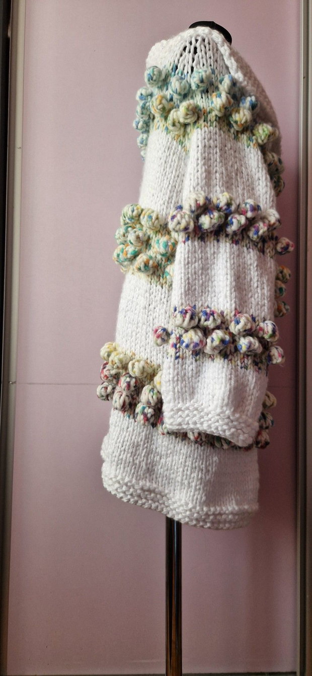 Cardigan alb handmade cu buline colorate și mâneci bufante tricotat manual