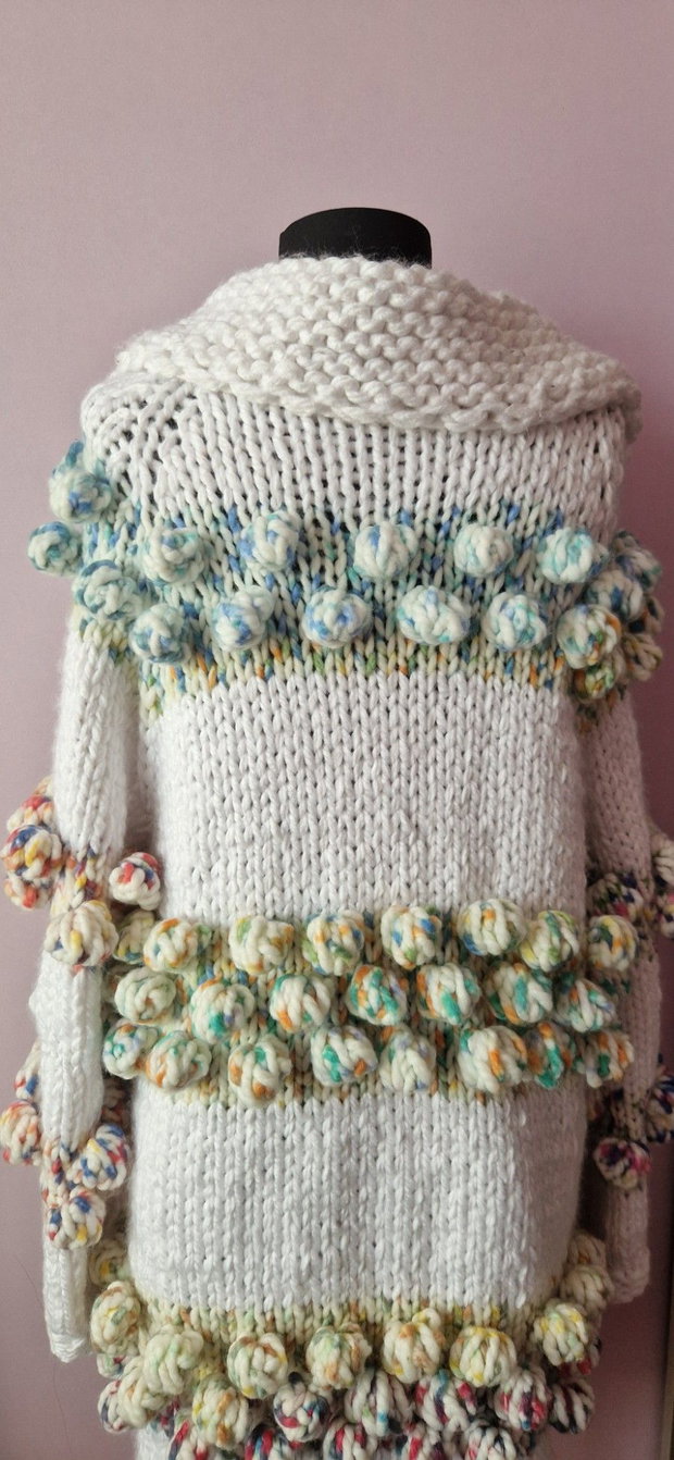 Cardigan alb handmade cu buline colorate și mâneci bufante tricotat manual