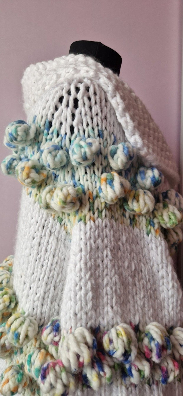 Cardigan alb handmade cu buline colorate și mâneci bufante tricotat manual