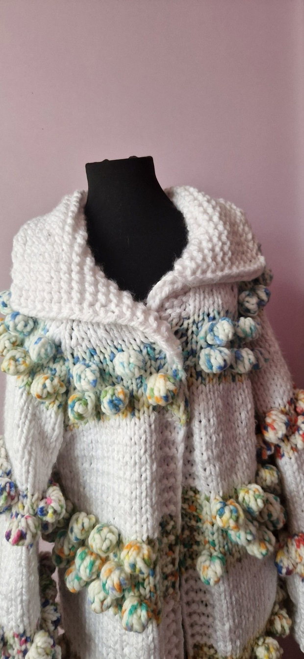 Cardigan alb handmade cu buline colorate și mâneci bufante tricotat manual