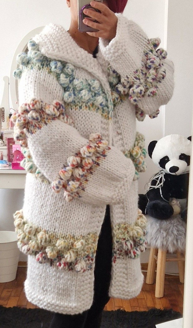Cardigan alb handmade cu buline colorate și mâneci bufante tricotat manual