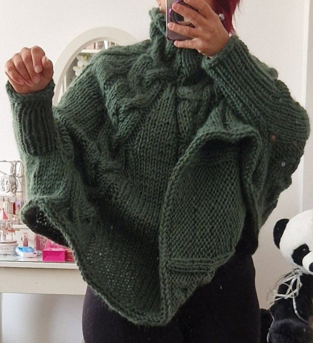 Poncho verde handmade, cu împletituri și guler înalt  tricotat manual