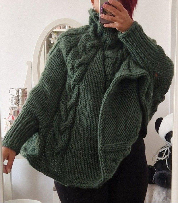 Poncho verde handmade, cu împletituri și guler înalt  tricotat manual