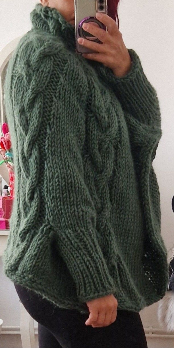 Poncho verde handmade, cu împletituri și guler înalt  tricotat manual