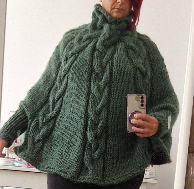 Poncho verde handmade, cu împletituri și guler înalt  tricotat manual