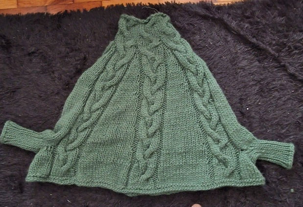 Poncho verde handmade, cu împletituri și guler înalt  tricotat manual