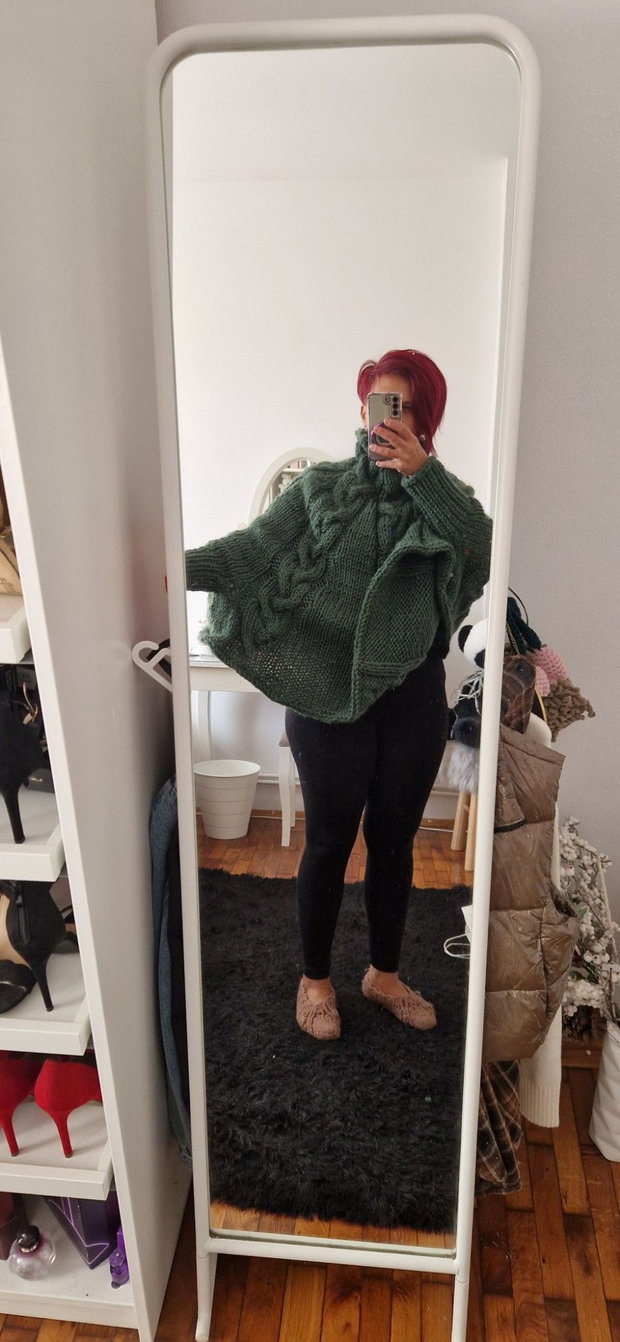 Poncho verde handmade, cu împletituri și guler înalt  tricotat manual