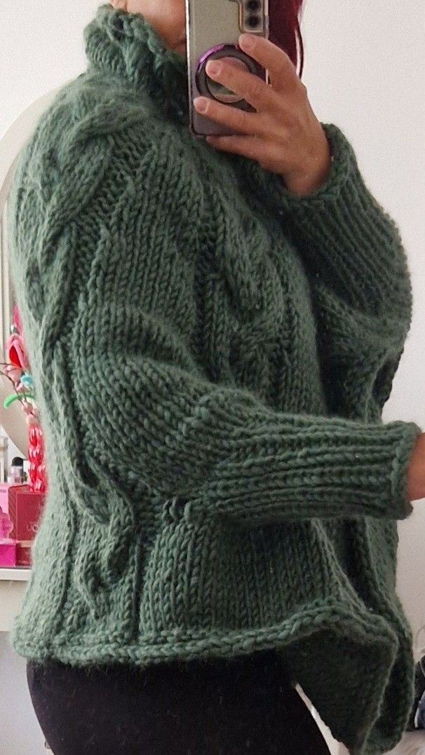 Poncho verde handmade, cu împletituri și guler înalt  tricotat manual