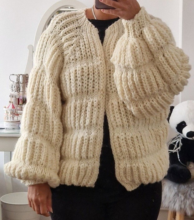 Cardigan crem handmade cu model spic de grâu și mâneci bufante
