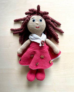 Amigurumi, fetita cu rochita rosie, jucarie crosetata