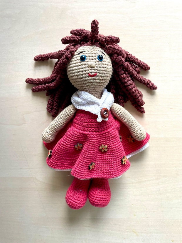 Amigurumi, fetita cu rochita rosie, jucarie crosetata