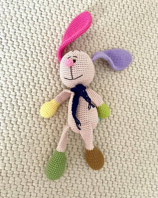 Amigurumi, iepuras cu haina somon, jucarie crosetata